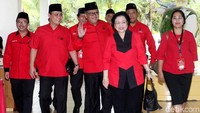 Megawati didampingi Sekjen PDIP Hasto Kristiyanto tiba di Hall Leonie, Wisma Kinasih, Jalan Raya Tapos, Depok, Minggu (28/1). Mereka disambut oleh Wasekjen Ahmad Basarah dan Sekretaris Badan Pendidikan dan Pelatihan DPP PDIP Eva Kusuma Sundari.