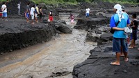 Tampak warga di Guinobatan, Provinsi Albay, Filipina, sedang saling membantu menyeberangkan diri di sungai dengan aliran lahar dingin pada 28 Januari 2018. (Foto: Dok. REUTERS/Romeo Ranoco)