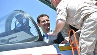 Presiden Suriah Bashar al-Assad di kokpit pesawat tempur Sukhoi Su-27 di pangkalan militer Hmeimim. Juni 2017. (Foto: Dok. AFP)