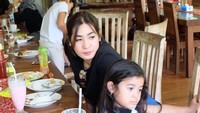 Istri dan anak bungsu Andre terlihat sudah kenyang. Menurut Andre mereka terlihat seperti kakak beradik. Keduanya memang cantik!