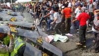 Simulasi penanggulangan tindakan anarkis digelar di alun-alun Kota Purwokerto, Minggu (28/1/2018).
