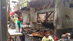 Foto: Warga Tamansari Jakbar Mengais Sisa-sisa Kebakaran