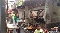 Ini kita sudah dari habis subuh beres-beresin. Siapa tahu masih ada barang-barang lagi yang masih bisa digunakan. Siapa tahu masih ada besi-besi atau apa yang bisa kita kilo-in kan, kata warga Jalan Talib III, Sutarman (55). (Foto: Samsudhuha Wildansyah/detikcom)