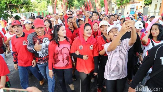 Didampingi Bupati Anas, Cawagub Puti Ikuti Jalan Sehat di Banyuwangi