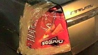 Bungkus snack berwarna merah bisa jadi pengganti rumah lampu rem yang pecah. Foto: Life Buzz