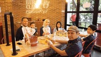 Pada 17 Januari 2018, Arie bersama istri dan 3 anaknya pesta seafood. Menggunakan celemek khusus, mereka siap melahap seafood dengan tangan! Foto: Instagram @ariekuntung