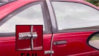 Bukannya membenarkan kunci mobil, pemilik mobil ini justru memasang selot kunci mobil. Foto: Life Buzz