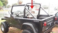 Daripada membeli jok kursi baru, lebih baik memakai peralatan seadanya yang ada di rumah. Seperti mobil jip berikut yang menggunakan kursi lipat sebagai pengganti jok kursi penumpang depan. Foto: Life Buzz