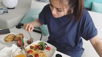 Di Santorini, Yunani, Momo juga menikmati sarapan di atas kasur. Jd bebassss berantakan ceceran minyak sambel sampe netes2, tulisnya. Foto: Instagram therealmomogeisha