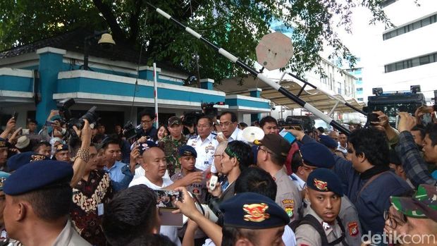 Menhub temu para sopir taksi yang berdemo hari ini di depan Kemenhub 