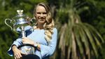Foto: Peluk-Cium Caroline Wozniacki untuk Trofi Dambaan