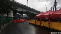 Jalan Jatibaru menuju pintu keluar Stasiun Tanah Abang terpantau lengang.