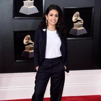 Menurut Anda, apakah penampilan Alessia Cara ini terlalu kasual untuk Grammy? Foto: Getty Images