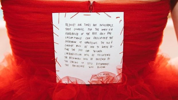 Pesan #MeToo Lorde dari Gaun Merahnya