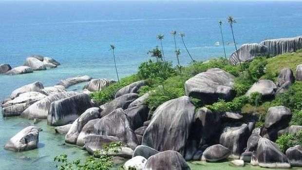 pantai dan bukit