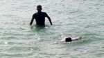 Gaya Sandiaga Renang di Sela-sela Ngantor di Pulau Bidadari