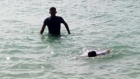 Sandiaga mengatakan ingin memantau potensi pariwisata yang ada di Kepualauan Seribu. Sandiaga mengatakan berenang untuk berlatih jelang Festival Danau Sunter pada Februari mendatang. (Foto: Muhammad Fida ul Haq/detikcom)