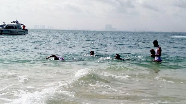 Sandiaga renang di pulau bidadari