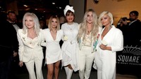 Geng putih Kesha, Bebe Rexha, Andra Day, Julia Michaels dan Cyndi Lauper. Christopher Polk/Getty Images for NARAS.