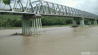 Jembatan Kretek merupakan jembatan sepanjang lebih dari 125 meter itu merupakan jalan utama ke kawasan Parangtritis dari Jalan Raya Parangtritis, Yogyakarta (Foto: Usman Hadi/detikcom)