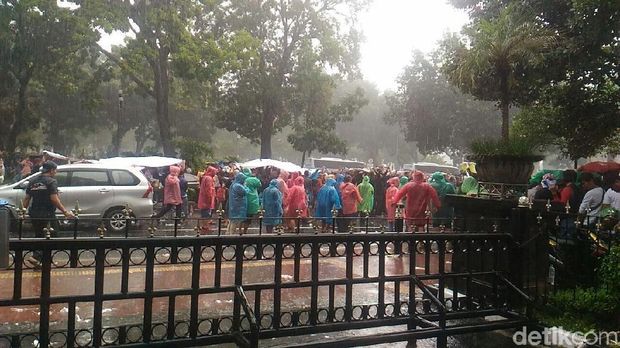  Massa driver taksi online bertahan di depan Kemenhub meski hujan, Senin (29/1/2018)