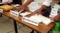 Pengungkapan peredaran narkoba itu dilakukan di sebuah apartemen di bilangan Sawah Besar, Jakarta Pusat. Barang bukti yang diamankan antara lain sabu, ketamine, dan psikotropika.