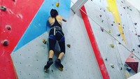 Yeyen Lidya saat melakukan wall climbing. Hati-hati! (Foto: instagram/Yeyen78)