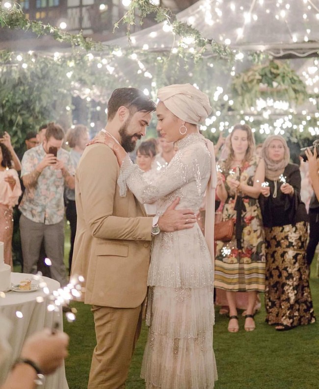 Yuna dan Adam juga menggelar acara yang lebih privat saat malam hari. Kali ini Yuna memakai busana karya Jep and Jay, desainer asal Malaysia yang memiliki jam terbang tinggi membuat gaun pernikahan. Foto: Instagram