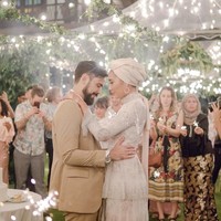 Yuna dan Adam juga menggelar acara yang lebih privat saat malam hari. Kali ini Yuna memakai busana karya Jep and Jay, desainer asal Malaysia yang memiliki jam terbang tinggi membuat gaun pernikahan. Foto: Instagram