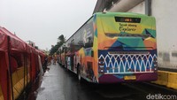 Para sopir Trans memarkirkan busnya di depan Stasiun Tanah Abang karena demo sopir angkot di Jl Jatibaru.