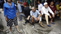 Tak hanya merasa bahagia, mereka merasa antusias untuk menjajal kaki buatan. Foto: Rachman Haryanto