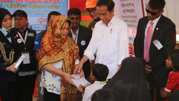 Jokowi Janjikan RS Rumah Sakit Lapangan ke Pengungsi Rohingya
