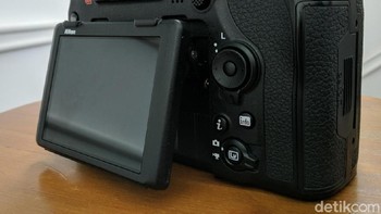 Punya tilting layar LCD sentuh untuk memudahkan memotret dalam berbagai angle. (Foto: detikINET/Adi Fida Rahman)