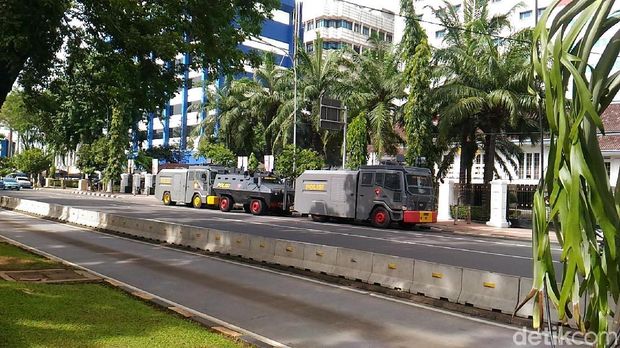 Kendaraan taktis polisi jelang demo driver online