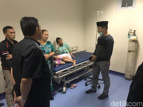Andre Ravnic Pasaribu (pakai peci hitam) menjenguk anak-anak korban keracunan yang dilarikan ke RSUD Tarakan, Minggu (28/1) malam.
