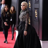 Tampilannya romantis dan menyeimbangkan busana  gorgeous dari Armani, tambah Sarah.  Foto: dok. Getty Images