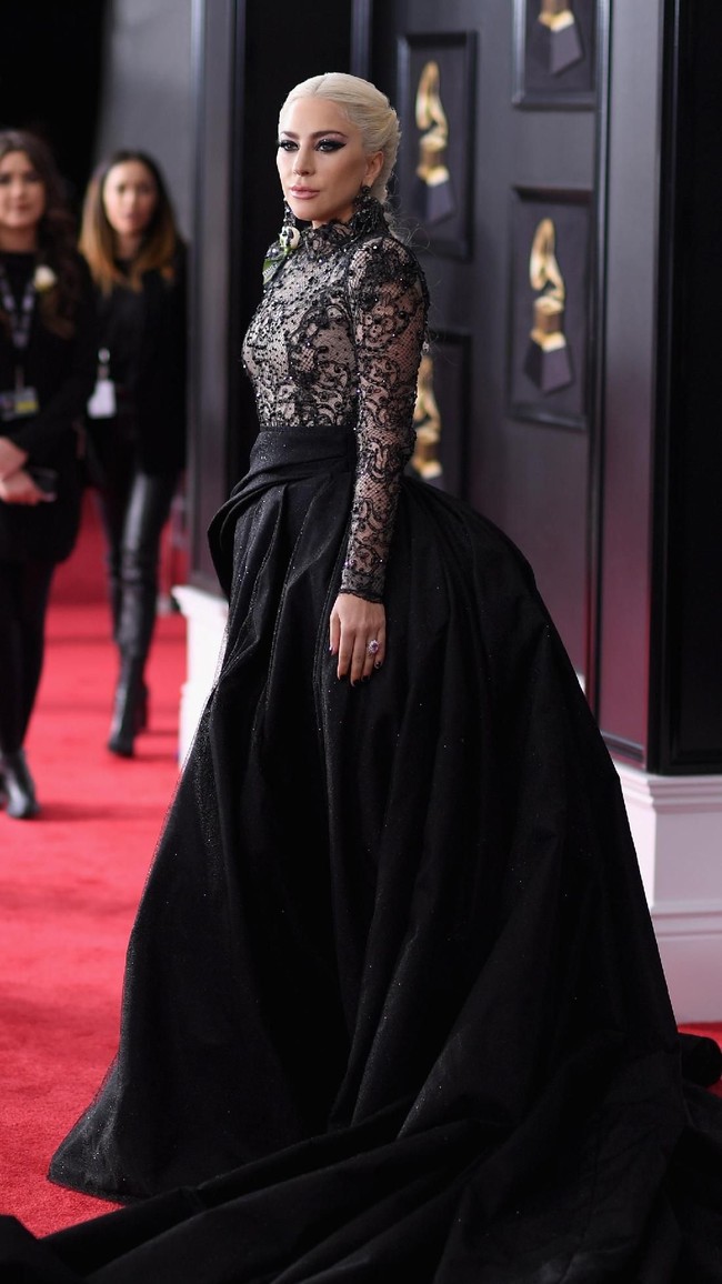 Tampilannya romantis dan menyeimbangkan busana  gorgeous dari Armani, tambah Sarah.  Foto: dok. Getty Images