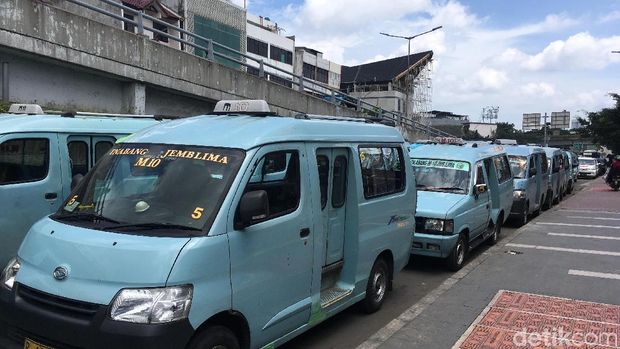  Sopir angkot rute Tanah Abang berdialog dengan Kadishub DKI Andri Yansyah, Senin (29/1/2018)