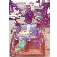 Inilah gaya keelitan rasa kerakyatan ala penyanyi Krisdayanti. Krisdayanti mengunggah foto dirinya berpose seolah-olah menjadi tukang becak di Tegal. Saat berpose menjadi tukang becak ini KD memakai tracksuit dari luxury brand asal Prancis, Balmain. Dan tangan kirinya tampak menenteng tas Hermes yang harganya US$ 21500 atau sekitar Rp 287 juta. Foto: Instagram/krisdayantilemos