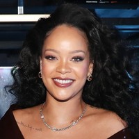 Tampilan makeup Rihanna saat hadir di Grammy Awards ini pastilah dari produk-produk kosmetiknya Fenty Beauty.  Foto: Getty Images