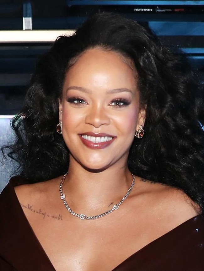 Tampilan makeup Rihanna saat hadir di Grammy Awards ini pastilah dari produk-produk kosmetiknya Fenty Beauty.  Foto: Getty Images
