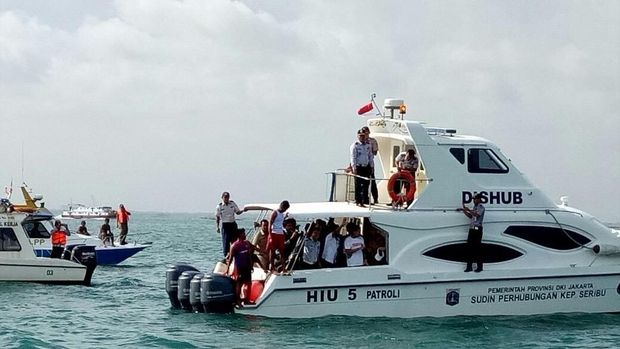 Sandiaga renang di pulau bidadari