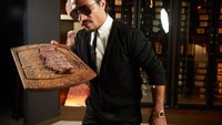 Taraa! Setelah menaburkan garam seporsi steak pun akan tersedia di meja Anda.Foto: Istimewa