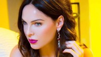 Nama Volkova mencuat setelah foto-fotonya bersama pria yang diduga adalah menantu Putin, Kirill Shamalov beredar di Facebook.