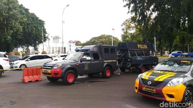 Kendaraan taktis polisi jelang demo driver online