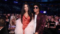 Bruno Mars bersama sang kekasih setelah namanya disebut sebagai pemenang. Christopher Polk/Getty Images for NARAS.