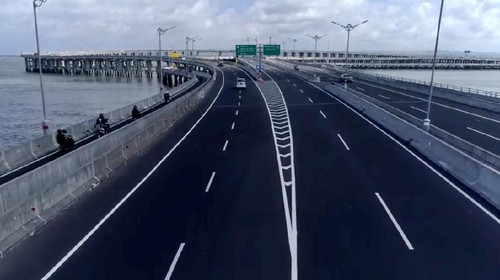 Sejumlah gempa mengguncang wilayah barat Pulau Jawa yang getarannya terasa hingga Jakarta. Gempa harusnya bukan hal yang aneh terjadi di Indonesia mengingat wilayah Indonesia masuk dalam cincin api atu ring of fire.
Dengan kondisi tersebut, bagaimana ketahanan infrastruktur RI terhadap gempa? Salah satu infrastruktur yang mendapat perhatian adalah jalan tol Bali Mandara yang hampir 100% strukturnya merupakan jalan layang yang membentang di atas laut. Direktur Utama PT Jasamarga Bali Tol, Akhmad Tito Karim, berani menjamin jalan tol yang dikelolanya tahan terhadap gempa. Dalam desainnya, jalan tol ini tahan terhadap gempa 1.000 tahun, kata dia saat berbincang dengan detikFinance, akhir pekan lalu.