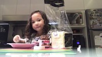 Wah, ternyata Nala bisa buat roti selai sendiri. Ada video yang diunggah akun instagram pribadi Mona Ratuliu. Di sana, Nala menjelaskan apa saja bahan dan alat yang digunakan untuk membuat roti selai coklat. Lucu banget ekspresinya! Foto: Instagram @monaratuliu