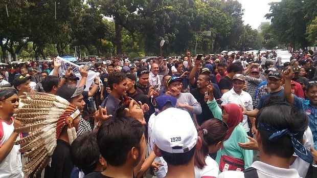 Tunggu Rekannya Berunding dengan Kemenhub, Aliando Dangdutan