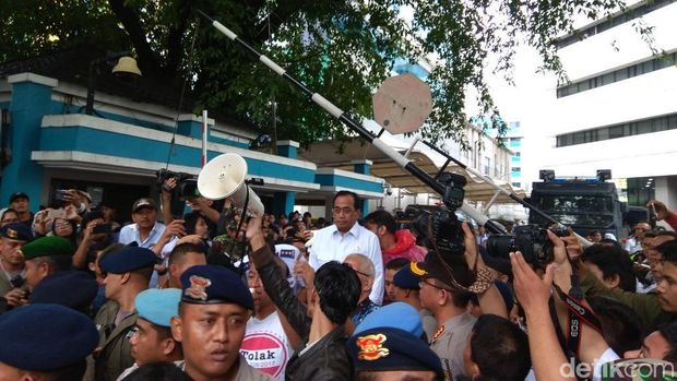 Menhub temu para sopir taksi yang berdemo hari ini di depan Kemenhub 
